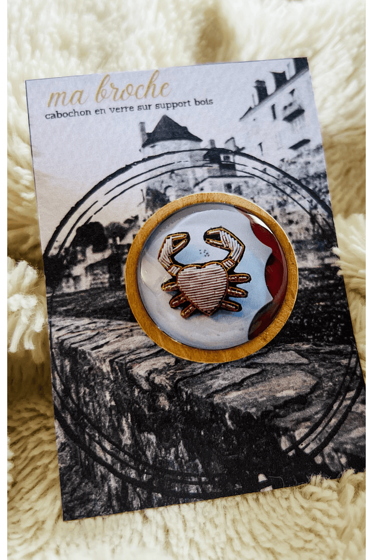Broche solidaire